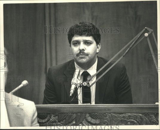 1988 Press Photo Milwaukee Police officer George Irizarry at the inquest - Historic Images