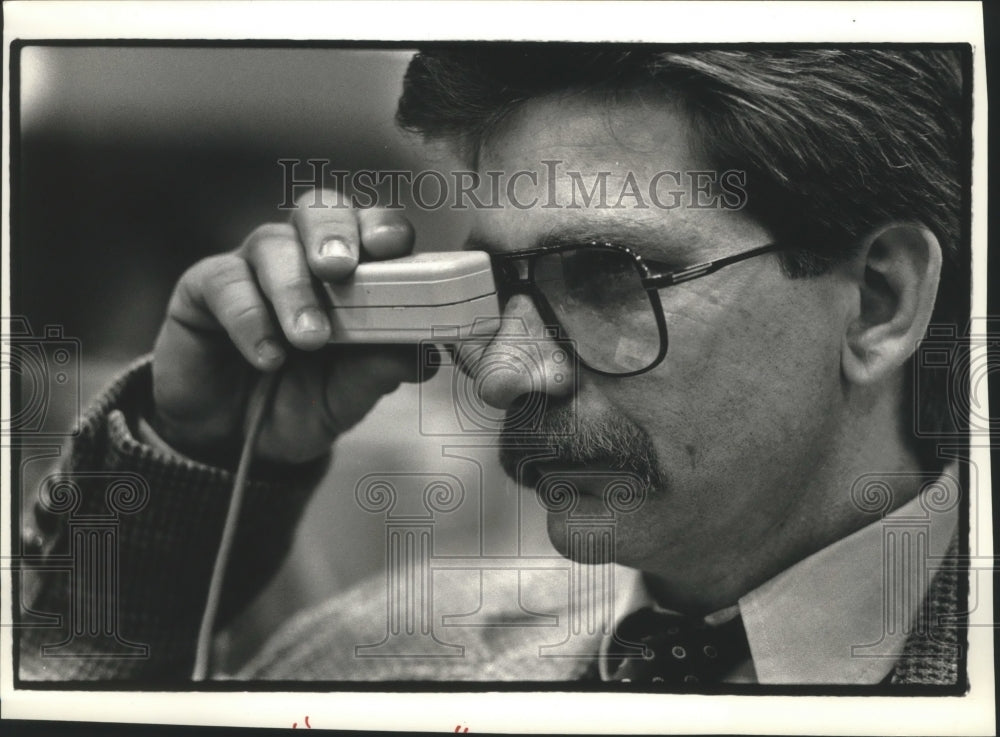 1990 Press Photo James Peeler of Johnson Controls looks into tiny full computer. - Historic Images