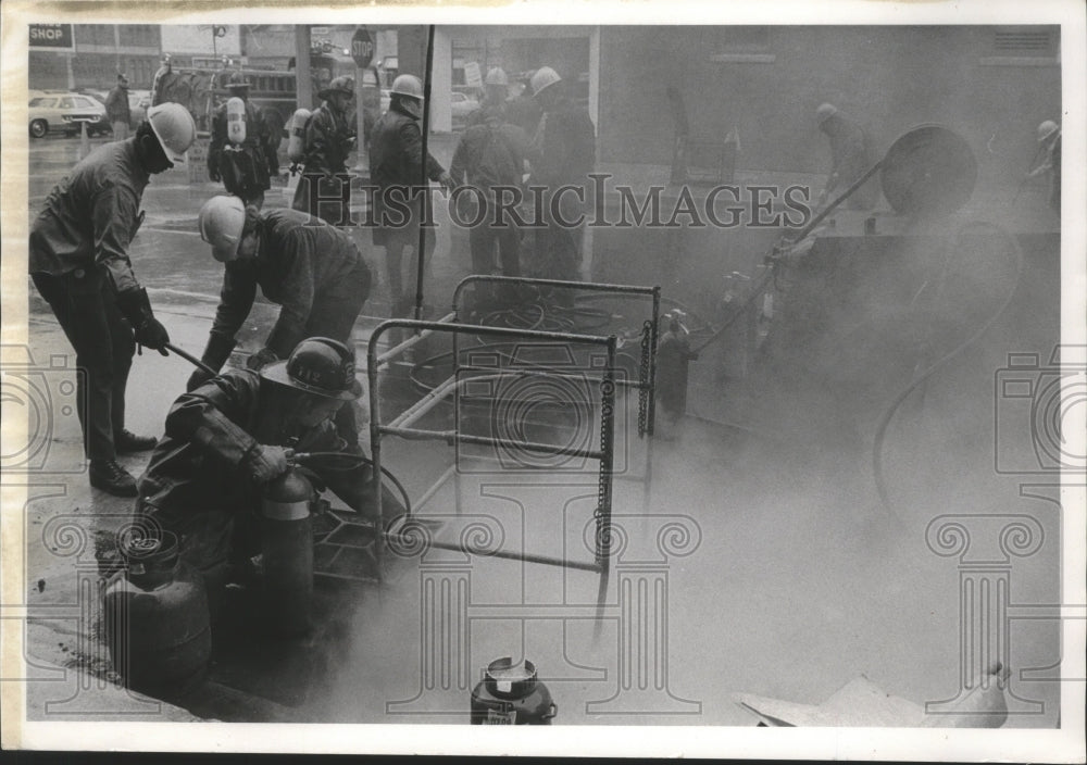 1972 Press Photo Smoke billows from manhole as Milwaukee firefighters fight fire - Historic Images