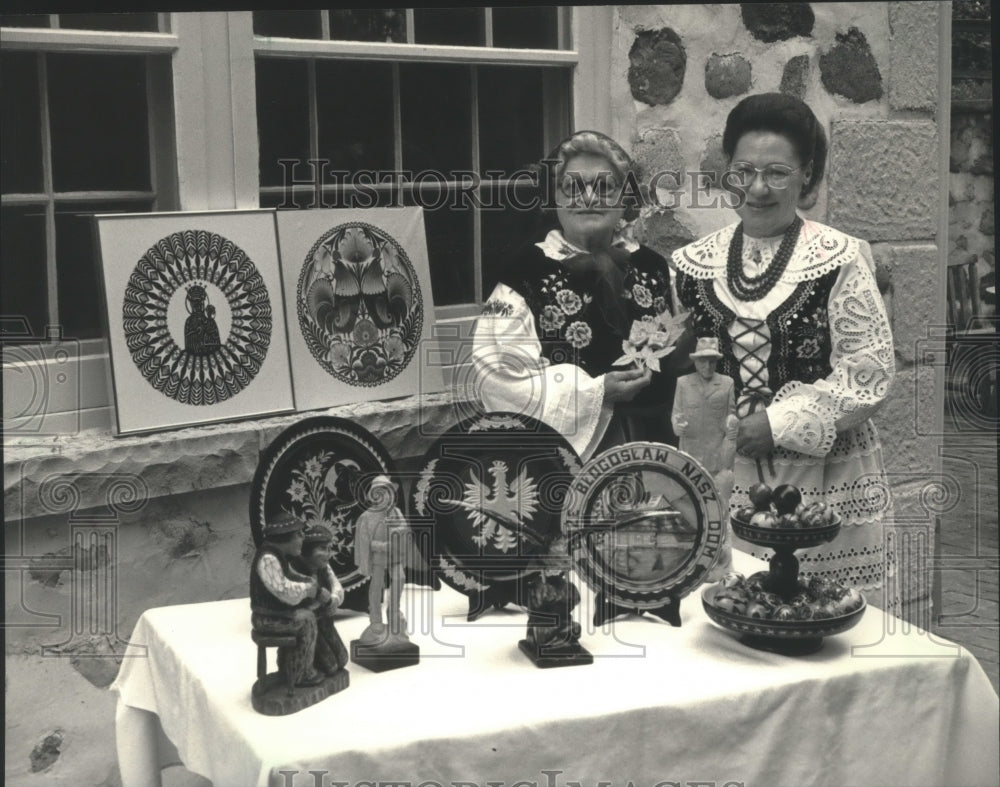1987 Eleanore Jendrezejezak &amp; Angelina Jagodzinski represent Polanki - Historic Images
