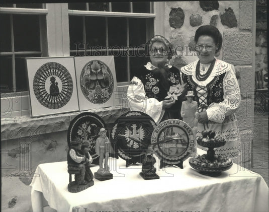 1987 Eleanore Jendrezejezak & Angelina Jagodzinski represent Polanki - Historic Images