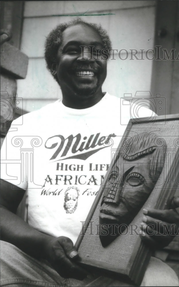 1994 Press Photo Mike Kelley brings roasted corn to African World Festival-Historic Images