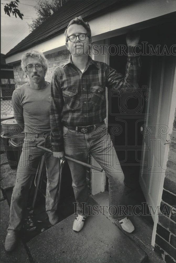 1985 Press Photo Scott Kellogg (R) prevented burglary in Jim Armstrong's garage - Historic Images