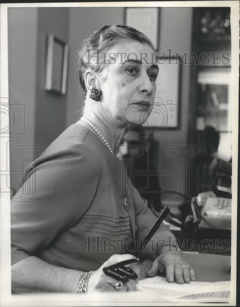 1968 Press Photo Eona F. Kelly announces that she will challenge Rep. Emanuel C. - Historic Images