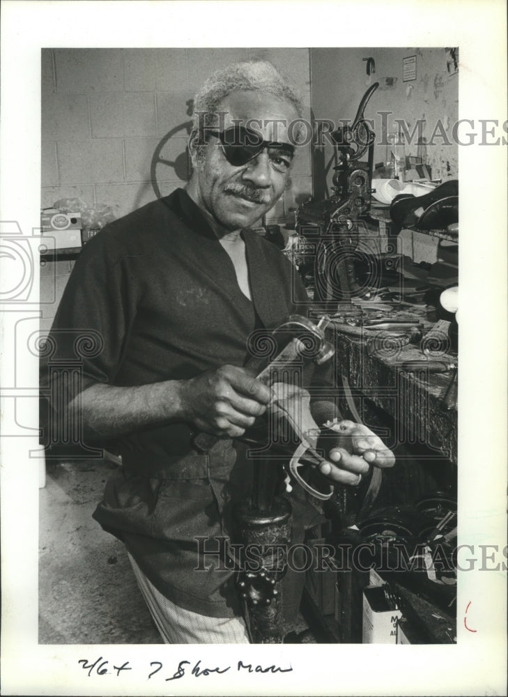 1982 Press Photo Shoe repairman Bill Johnson in his shop in Milwaukee - Historic Images