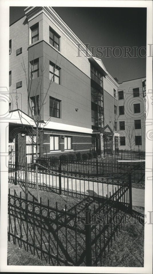 1993 Press Photo Johnson Square housing project in Milwaukee, Wisconsin - Historic Images