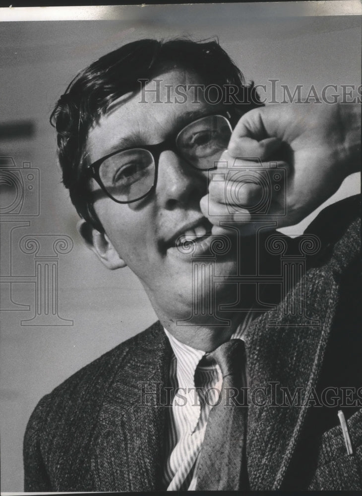 1965 Press Photo Playwright Tom Jones in town for production in Milwaukee-Historic Images
