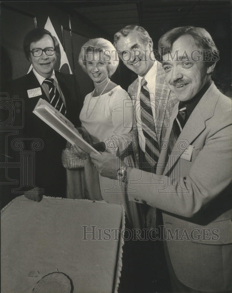 1989 Press Photo James A. Keeley with the Bel Canto Chorus board - Historic Images
