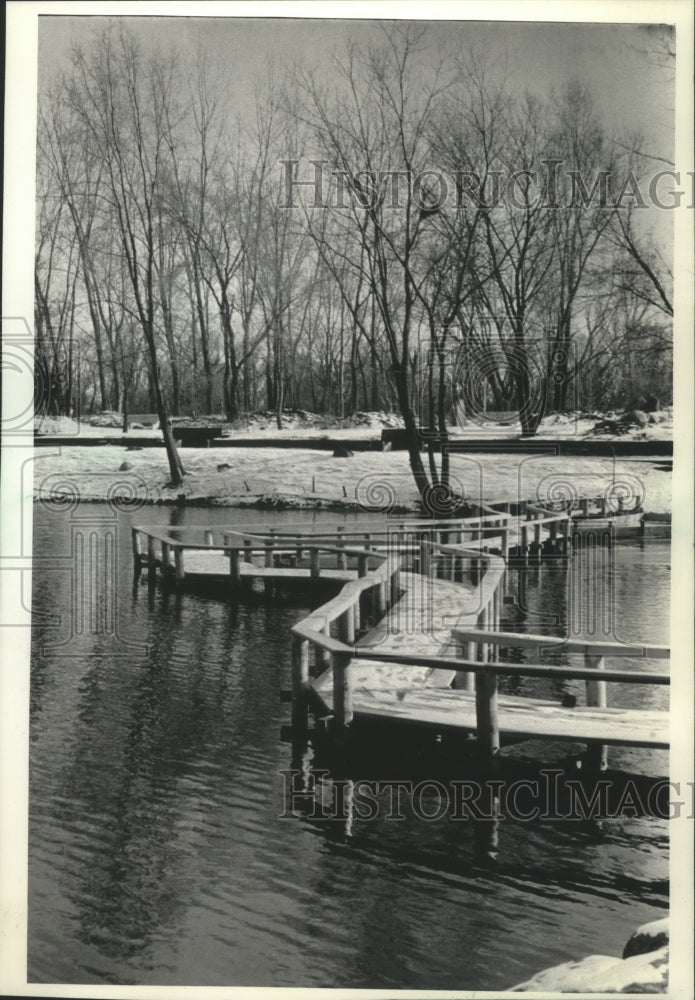 1992 Press Photo Boardwalk over pond at Janesville Botanical Garden, Wisconsin. - Historic Images