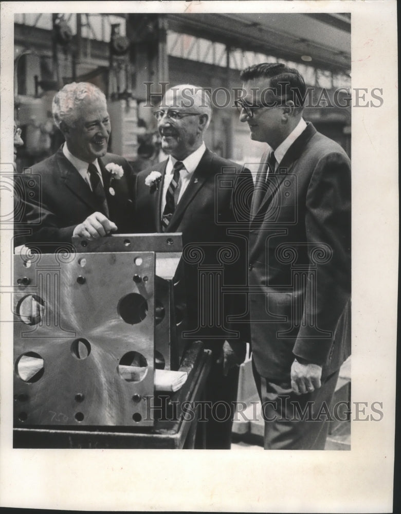 1965 Press Photo Officials inspecting machinery at Superior Die Set Corp., Wisc. - Historic Images