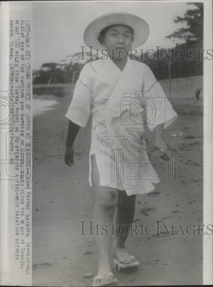 1946 Press Photo Prince Akihito of Japan walks along beach at Numazu - Historic Images