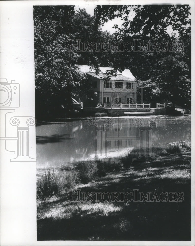 1995 Press Photo Pavillion reflected in Jacobus Park pond in Wauwatosa - Historic Images