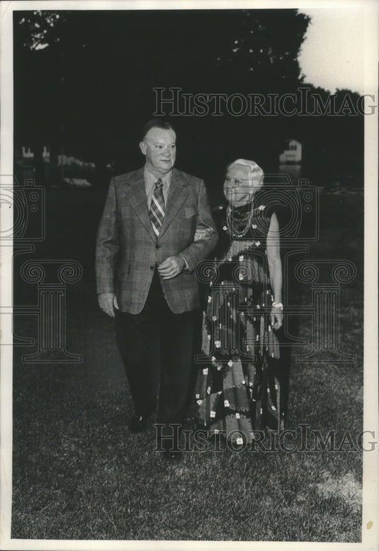 1971 Press Photo Mr. & Mrs. James W. Jardine, summer residents at Cedar Lake, WI - Historic Images