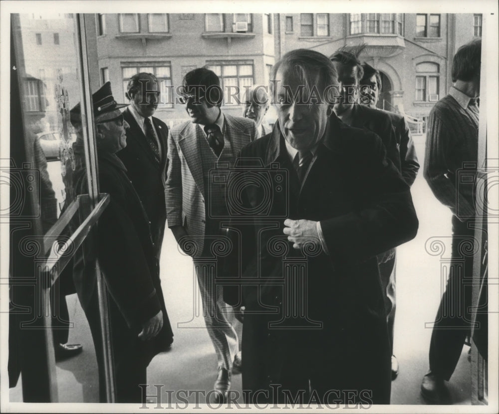 1976 Henry Jackson enters the Pfister Hotel during Milwaukee visit - Historic Images