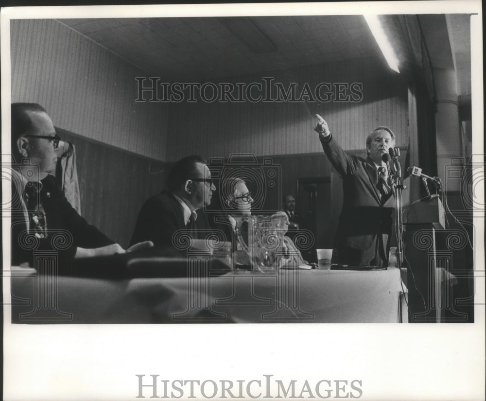 1976 Press Photo Henry Jackson gives speech at Serb Hall during Milwaukee visit - Historic Images