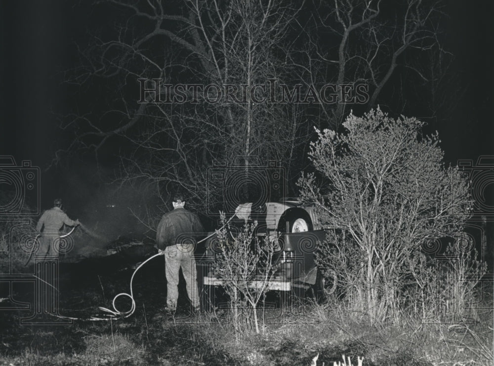 1991 Press Photo Firefighters hose down smoldering marsh land at Horizon Marsh - Historic Images