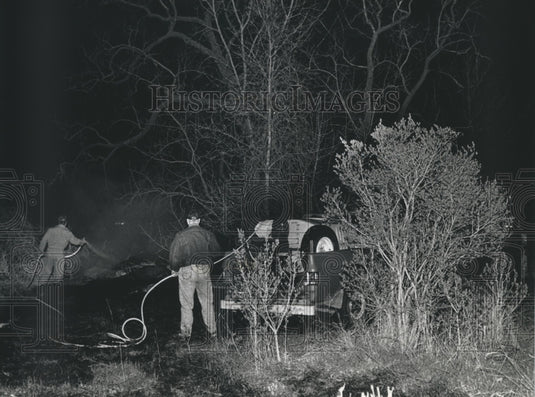 1991 Press Photo Firefighters hose down smoldering marsh land at Horizon Marsh - Historic Images