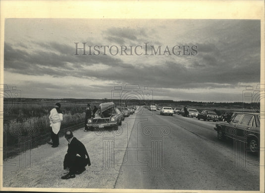 1985 Press Photo Goose watchers line up at Horicon Marsh along highway - Historic Images