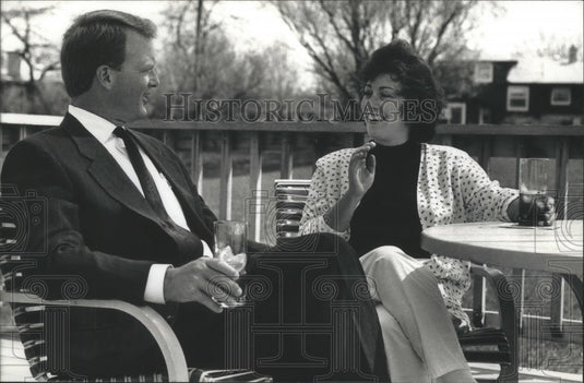 1990 Press Photo WTMJ-TV newsman Mike Jacobs and his sister, Donna Olson - Historic Images