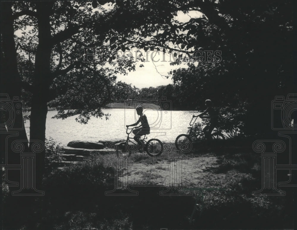 1984 Press Photo young bicyclists at Jackson Park Lagoon, Wisconsin - mjb76264 - Historic Images