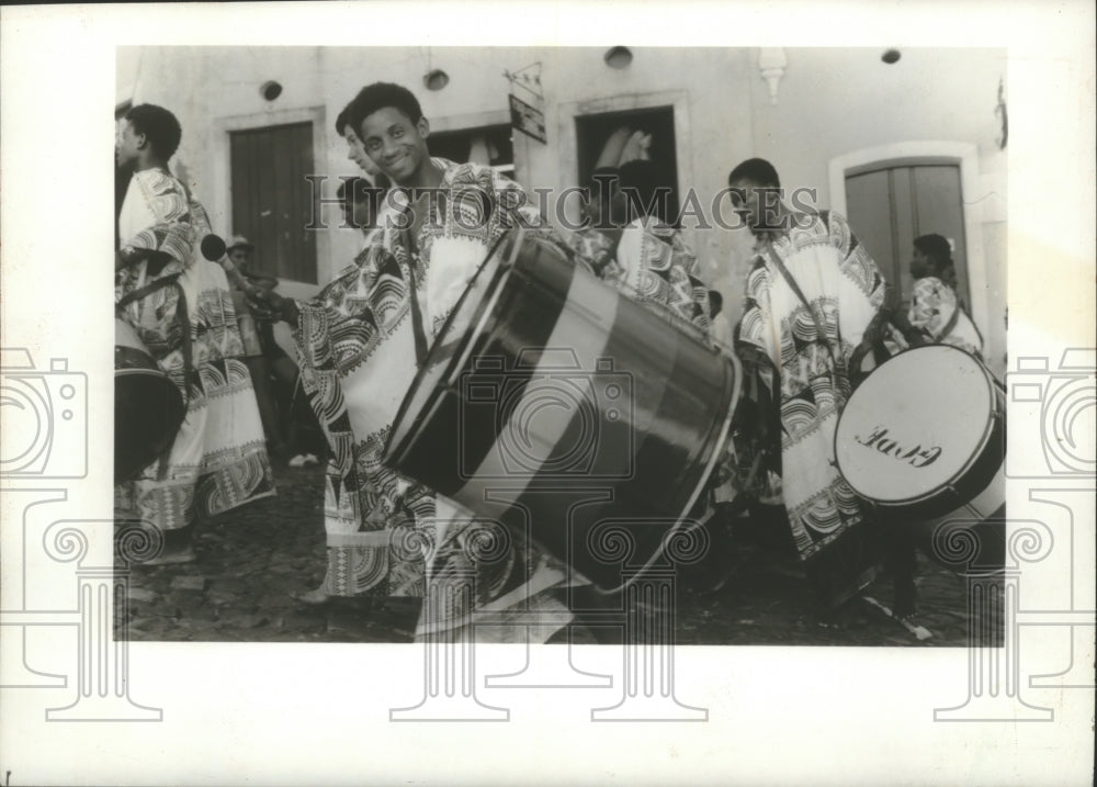 1991 Press Photo City of Festivals Parade showcases Olodum, a brazilian drumline - Historic Images