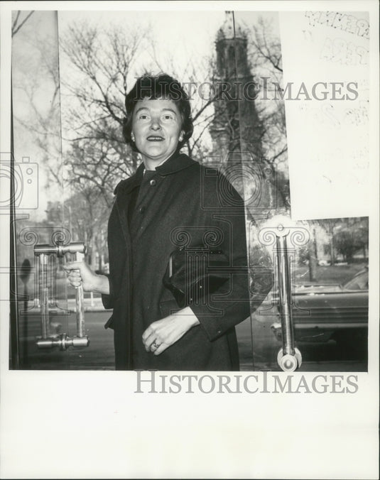 1964 Press Photo Mrs. Igor Kamlukin entering the Skylight theater - mjb76330-Historic Images