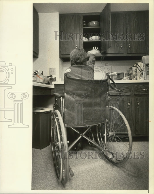1980 Press Photo Shari Kaplan in apartment designed for handicapped - mjb76372 - Historic Images