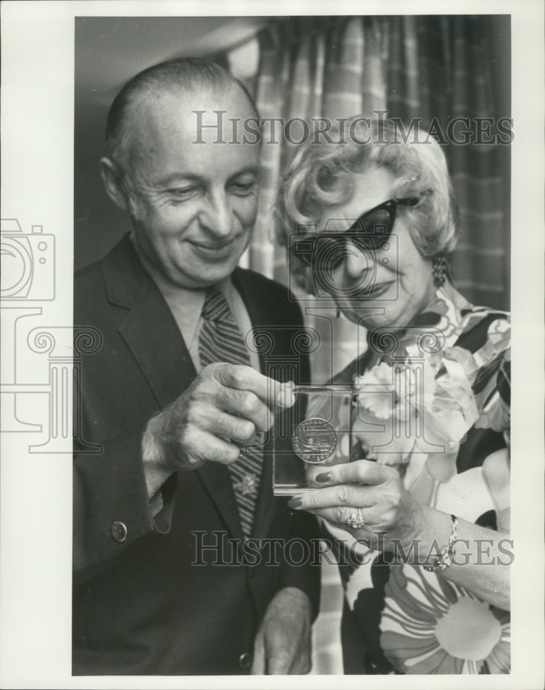 1971 Press Photo Don Dornbrook, Milwaukee Journal, and Mary Francis Kartak - Historic Images