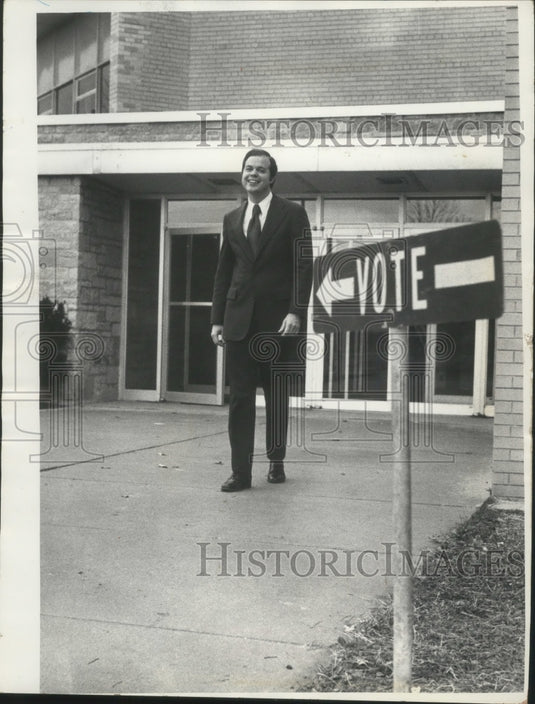 1974 Press Photo Robert W. Kasten Jr., walking to car after voting - mjb76428 - Historic Images