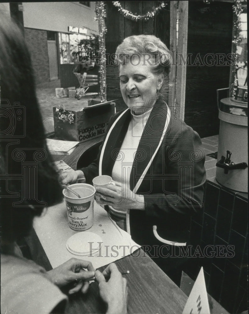 1977 Press Photo LaVerne Kassens at Bay Shore Mall serves blind lady beverage - Historic Images