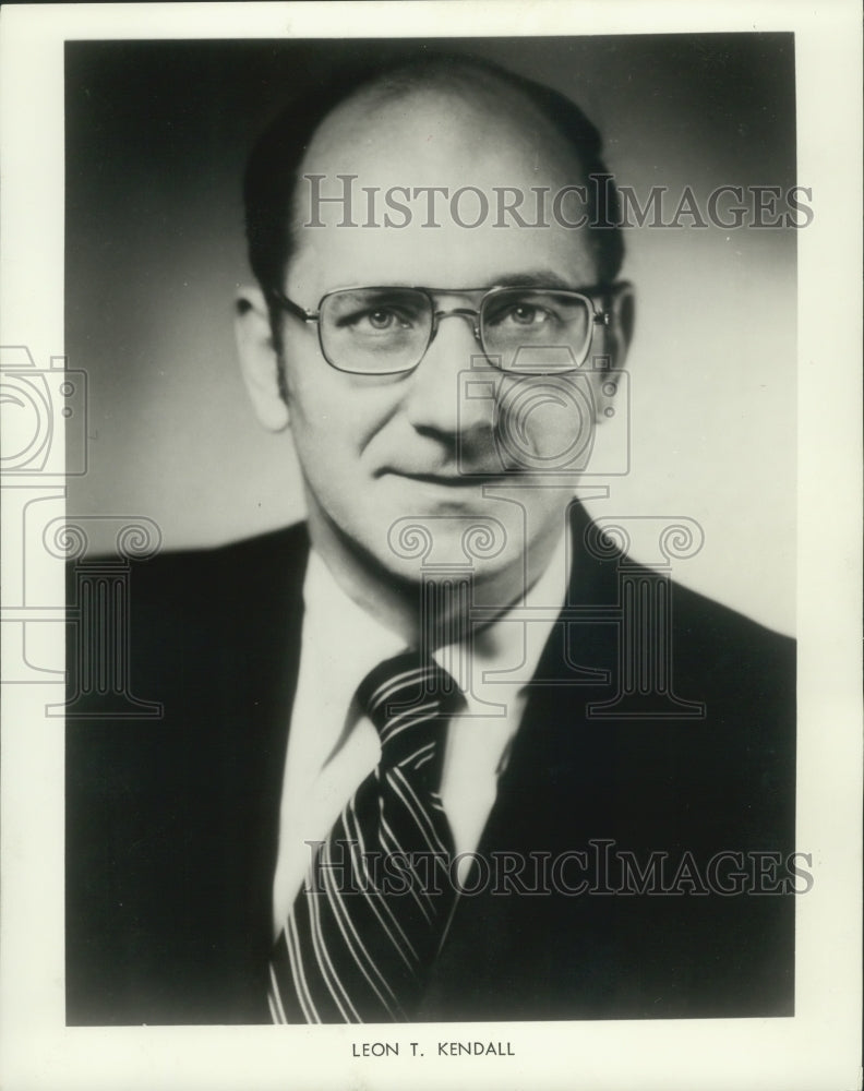 1974 Press Photo Leon T. Kendall with Mortgage Guaranty Insurance Corporation.-Historic Images