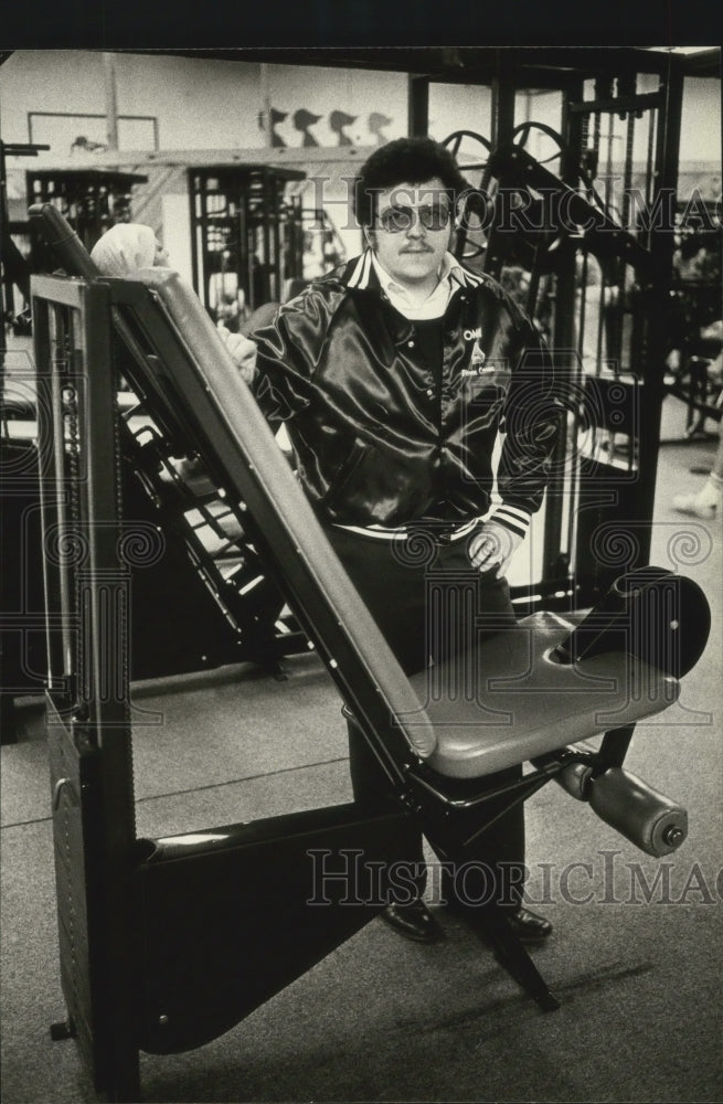 1982 Press Photo Phil Polsley, with exercise machines he sells, Milwaukee. - Historic Images
