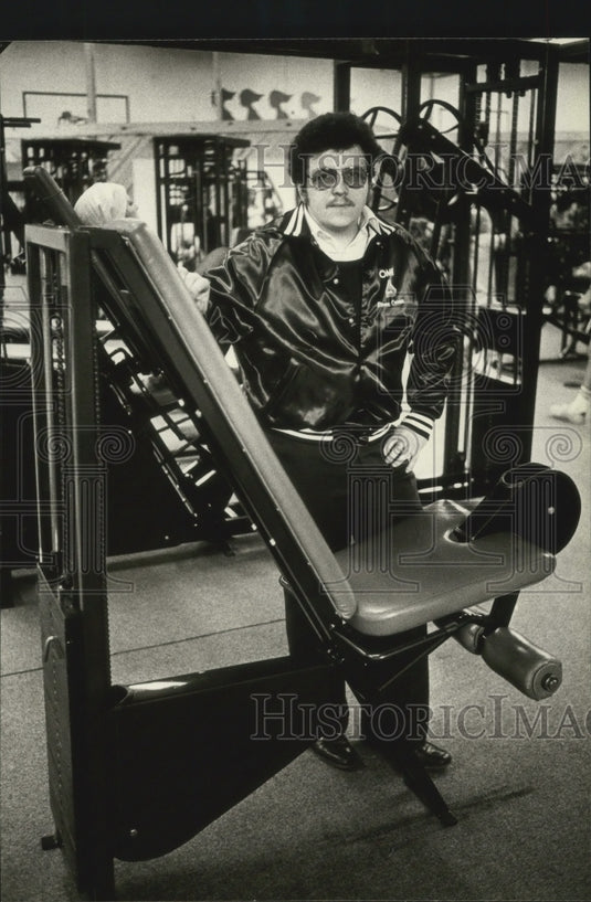 1982 Press Photo Phil Polsley, with exercise machines he sells, Milwaukee. - Historic Images
