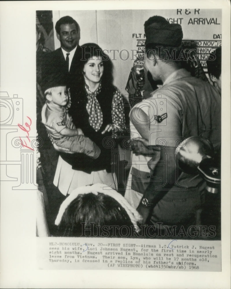 1968 Press Photo Patrick Nugent and wife Luci with son, reunited in Honolulu-Historic Images