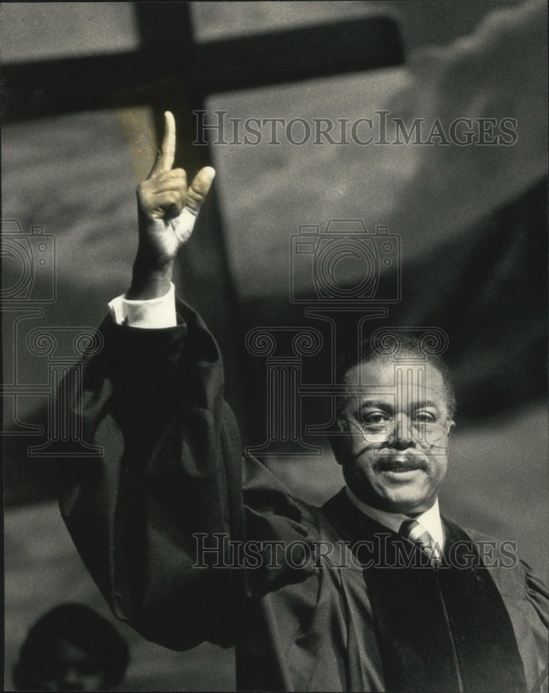 1987 Press Photo Pastor Lovell Johnson, St. Mark&#39;s AME Church, Milwaukee - Historic Images