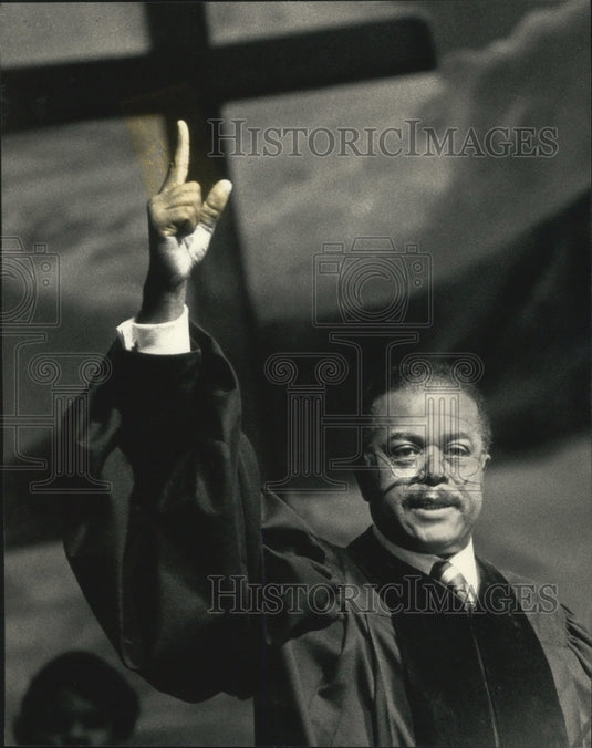 1987 Press Photo Pastor Lovell Johnson, St. Mark's AME Church, Milwaukee - Historic Images
