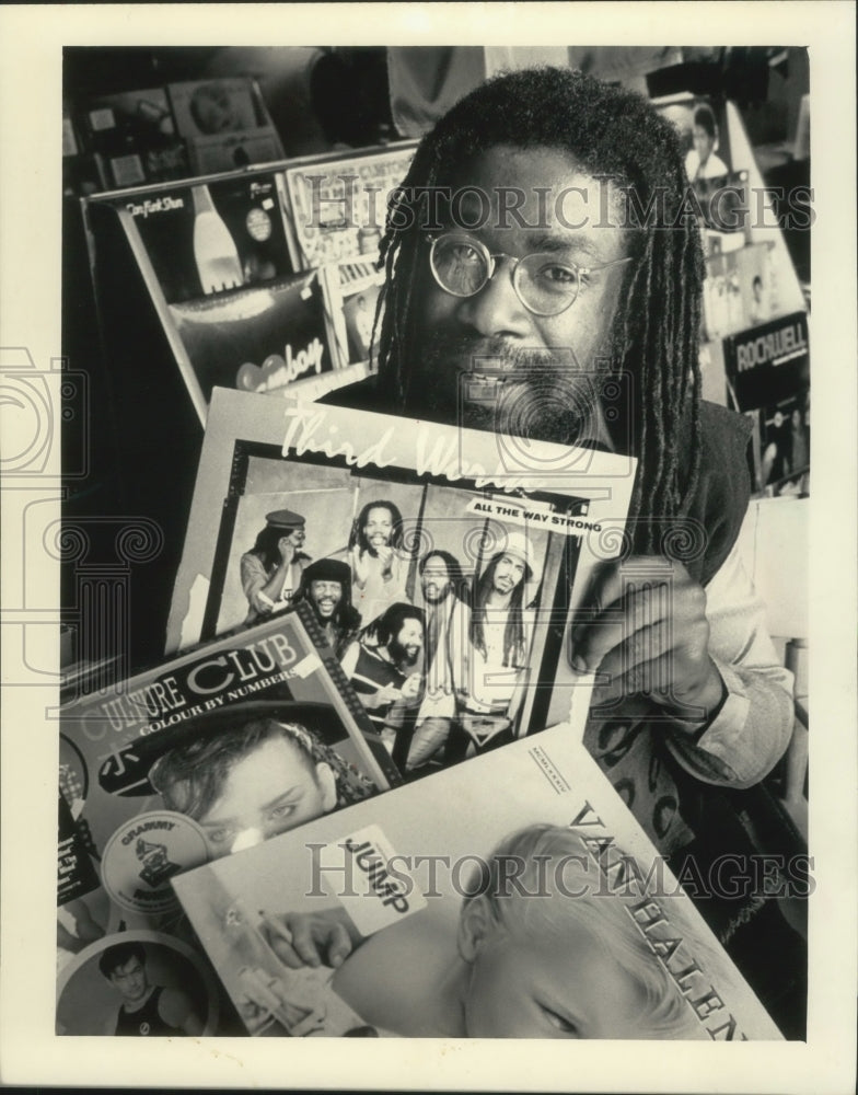 1984 Press Photo Joel Johnson, shows records in record-rental shop, Milwaukee. - Historic Images