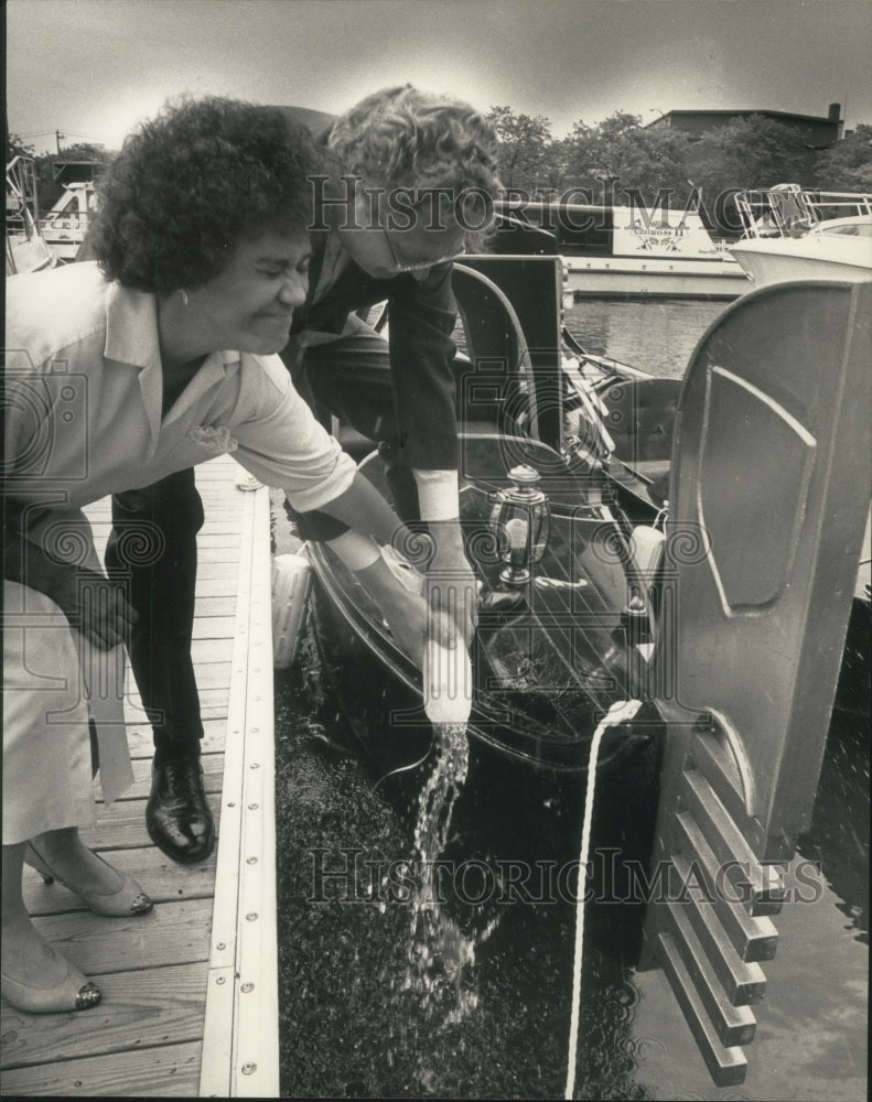 1991 Press Photo Marlene Johnson, John O Norquist christen gondola, Schlitz Park - Historic Images