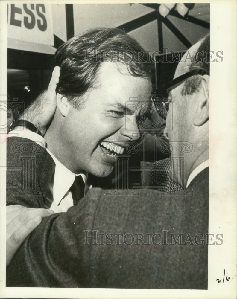 1980 Press Photo Robert W Kasten congratulated at a party at Orchard Inn - Historic Images