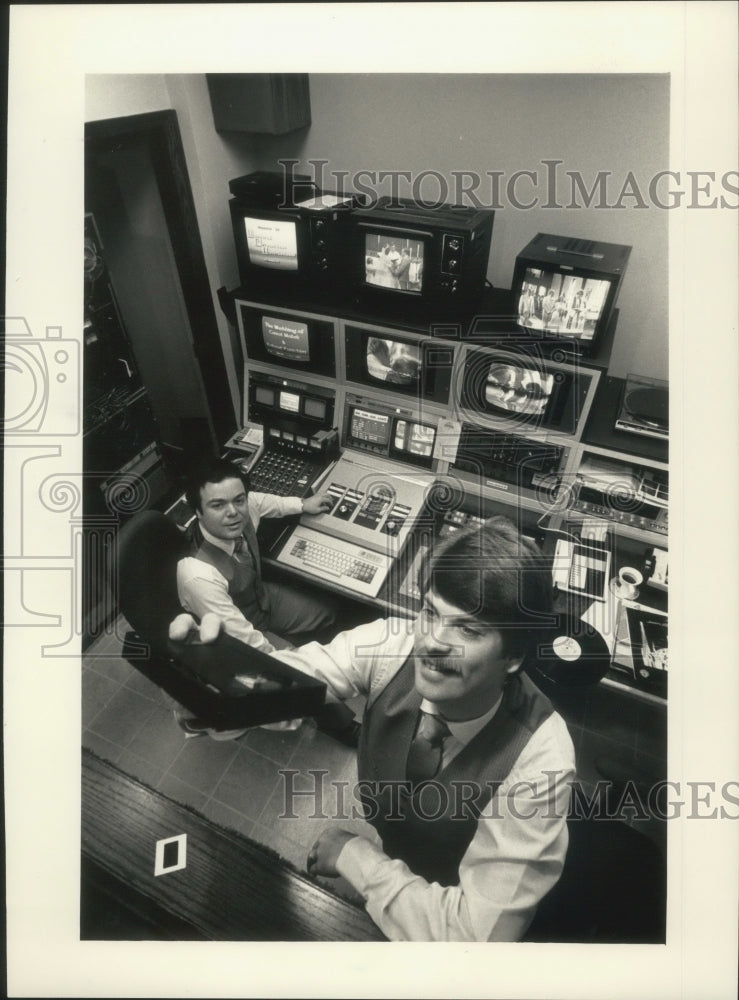 1986 Daryl Jannuzzi and Bob Kames Jr. work together on video-editing - Historic Images