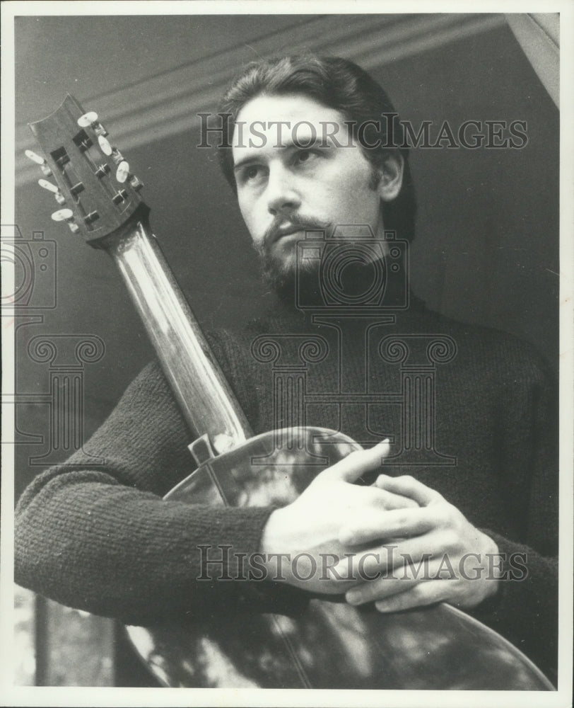 1977 Press Photo Guitarist Turan-Mirza Kamal plays at Marquette Union Ballroom - Historic Images