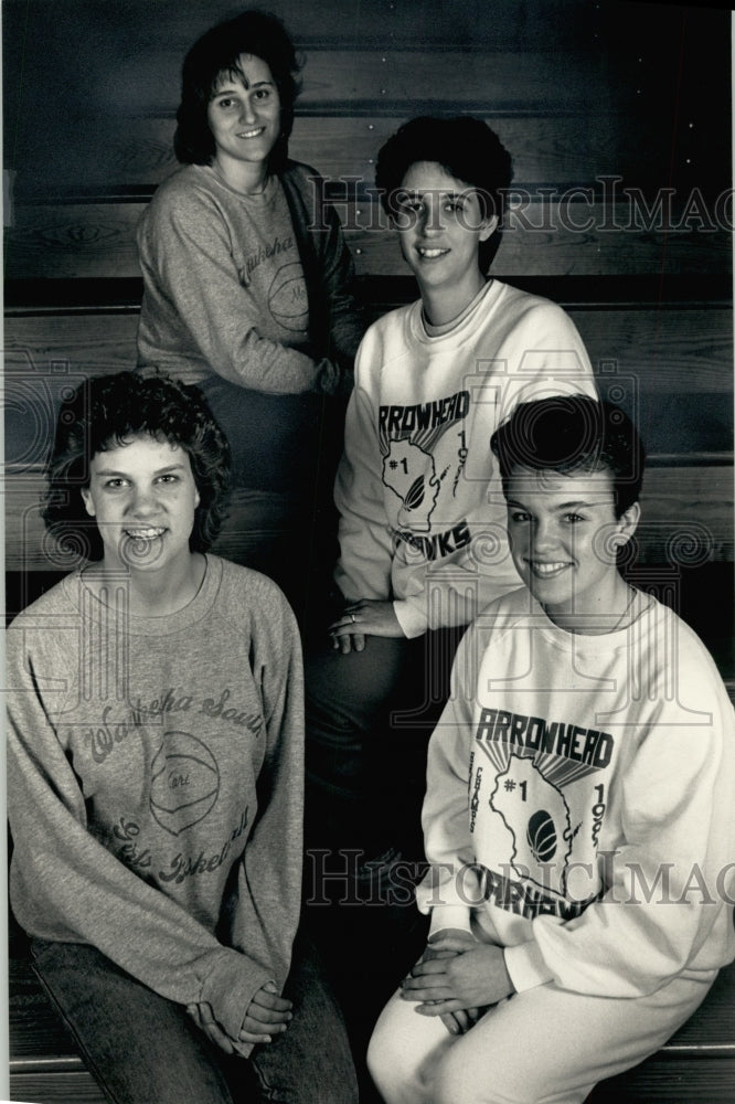 1987 Arrowhead female basketball players in Hartland, Wisconsin - Historic Images