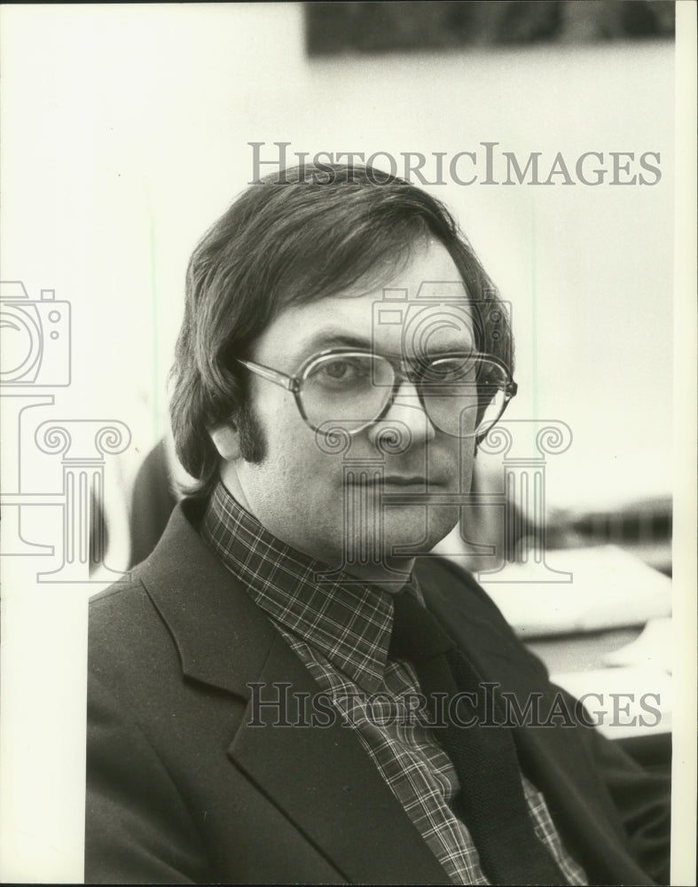 1982 Press Photo Senior social work supervisor Bruce Kamradt of Waukesha County - Historic Images