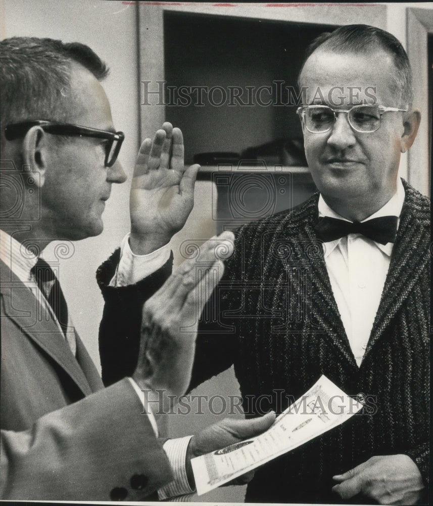 1961 Press Photo Stanley Witkowski swears in Richard Perrin as city director - Historic Images