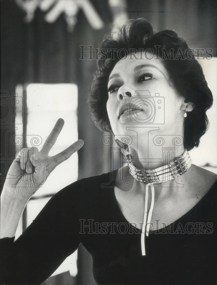 1974 Press Photo Miss Rosalie Jones, Green Springs, posing with the peace sign.-Historic Images