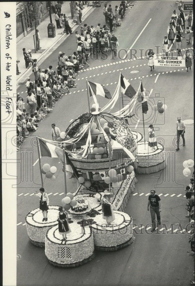 1984 Press Photo City of Festivals Parade float going down Milwaukee street-Historic Images