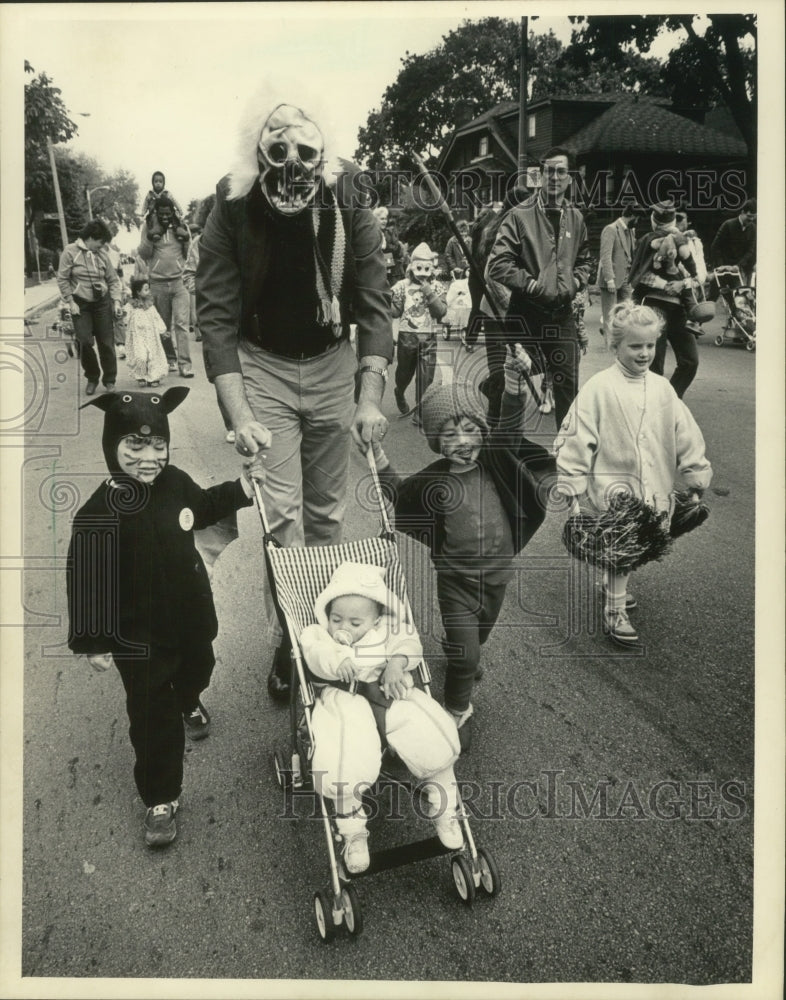 1984 Press Photo The Settle family joining the Goblin Parade in Milwaukee - Historic Images