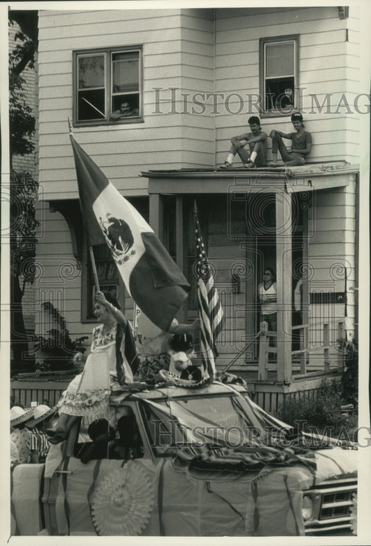 1988 Milwaukee Mexican Independence Day Parade entertains crowd-Historic Images