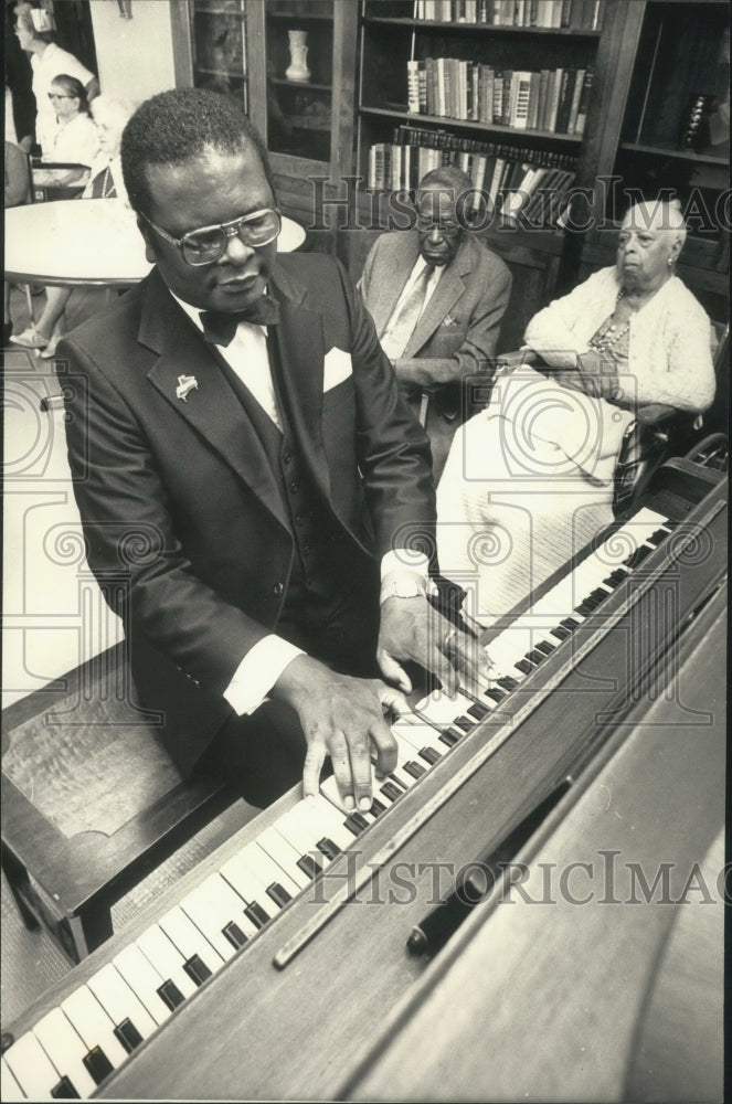 1987 Musician Tony Davis plays for Clarence &amp; Cleopatra Johnson - Historic Images