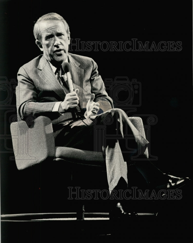 1975 Press Photo Senator Henry Jackson answered questions at Red Carpet Expo - Historic Images